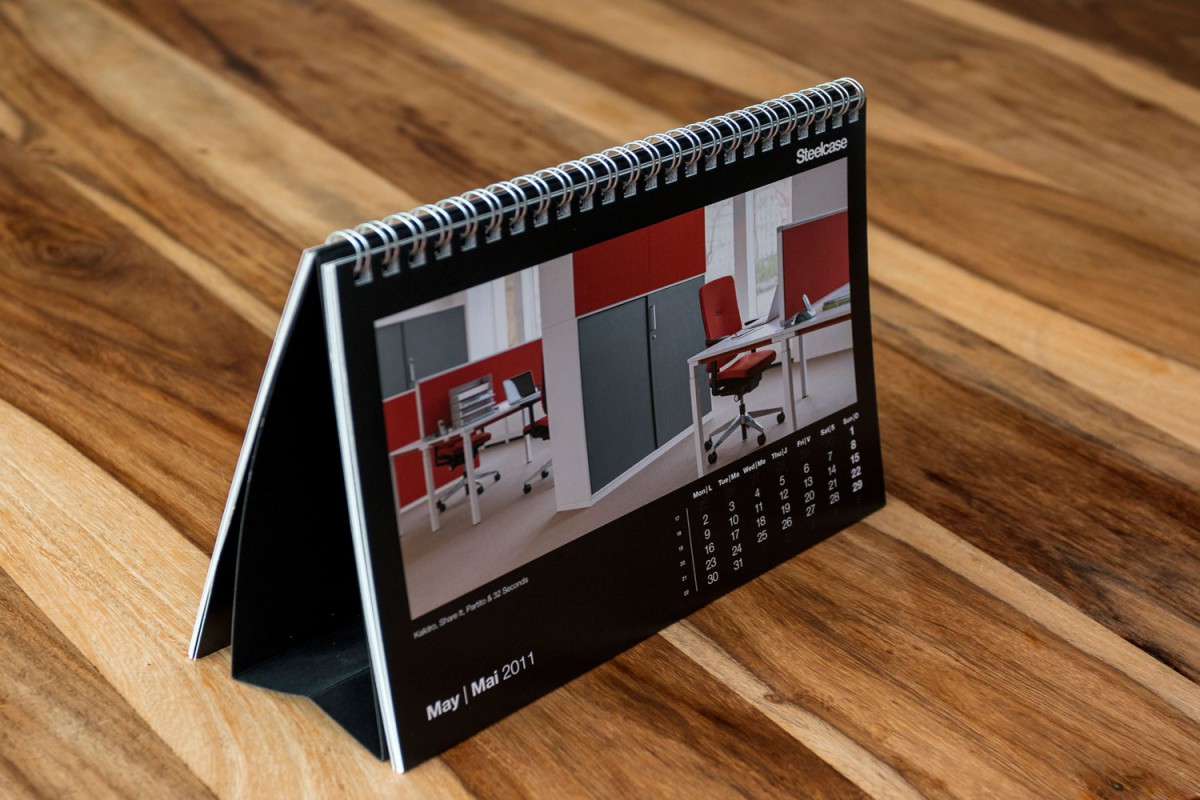 Tischkalender mit Wire-O Bindung an der langen Seite in silber matt