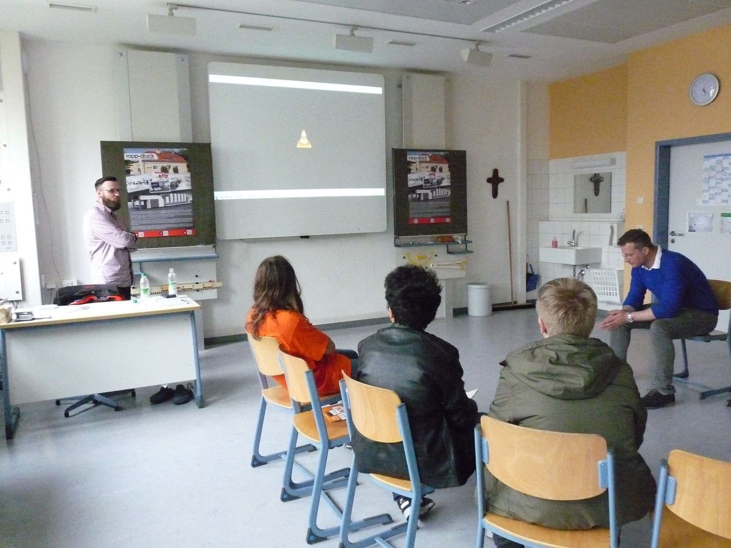 Präsentation Druckerei Rapp-Druck Ausbildungsberuf Medientechnologe Druck und Mediengestalter Digital & Print Michael-Emde Schule Klassenzimmer