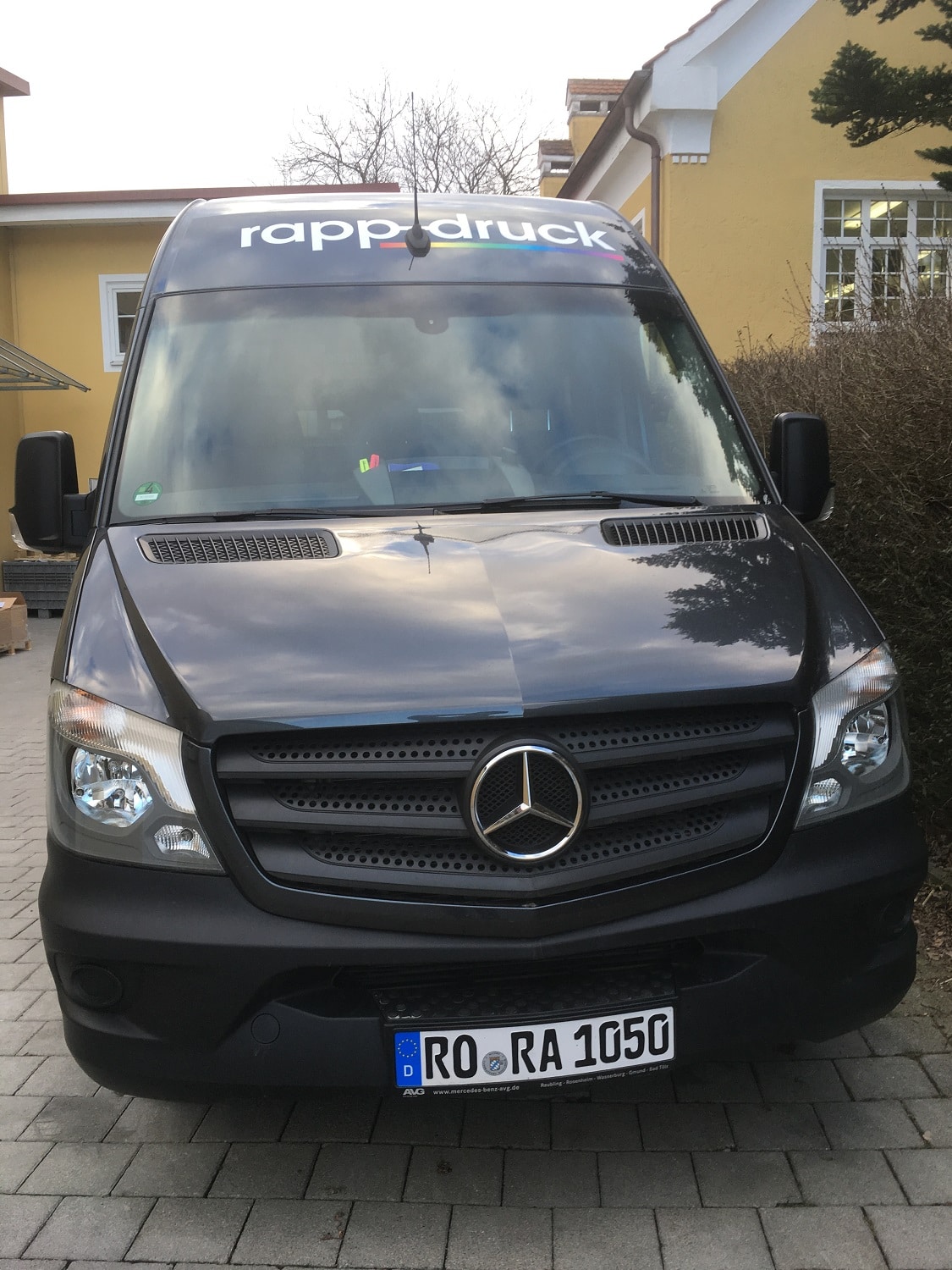 Neuer Lieferwagen der Druckerei Rapp-Druck in der Frontansicht