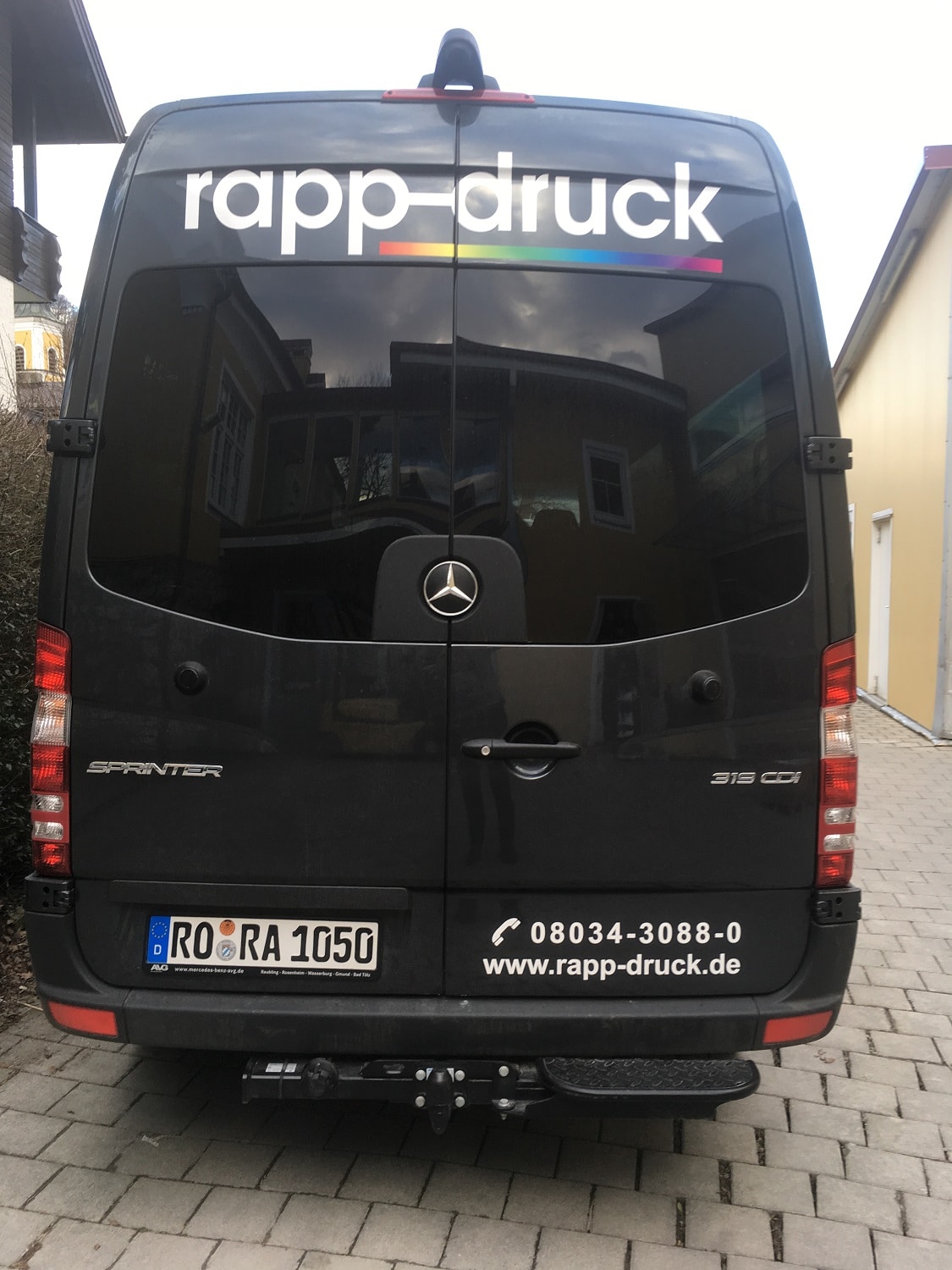 Neuer Lieferwagen der Druckerei Rapp-Druck in der Heckansicht